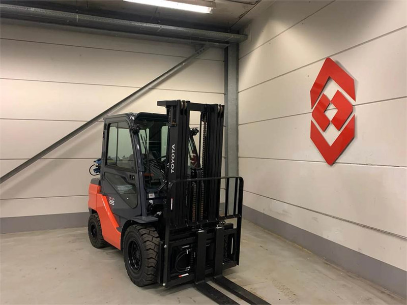 Toyota 02-8FGJF35 - LPG forklift: picture 4 Toyota 02-8FGJF35 - LPG forklift: picture 4