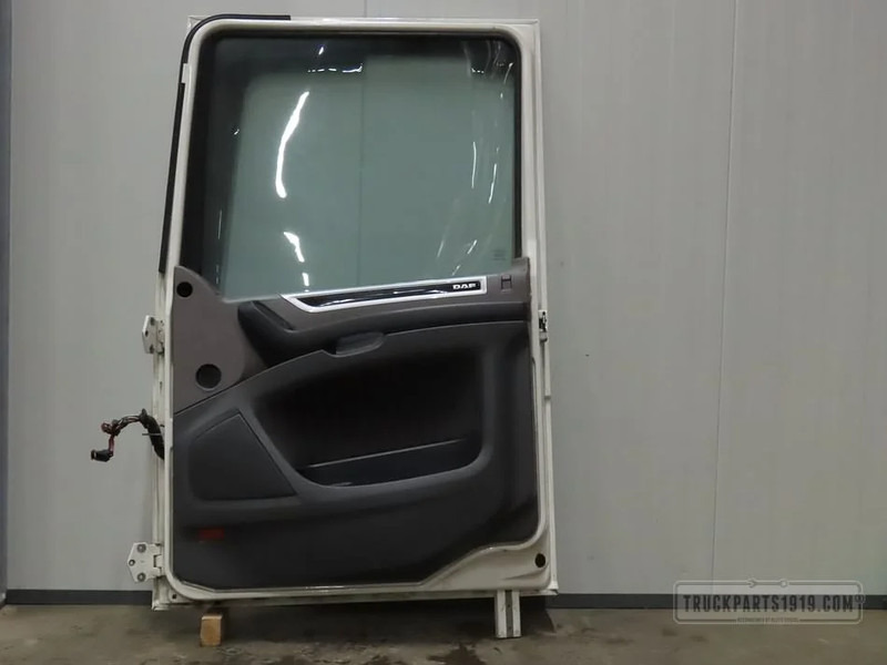 DAF Body & Chassis Parts Portier Re. DAF XF 106 - Door and parts for Truck: picture 2 DAF Body & Chassis Parts Portier Re. DAF XF 106 - Door and parts for Truck: picture 2