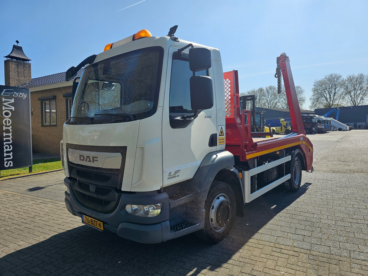 DAF LF 220 Euro 6 - Skip loader truck: picture 3 DAF LF 220 Euro 6 - Skip loader truck: picture 3