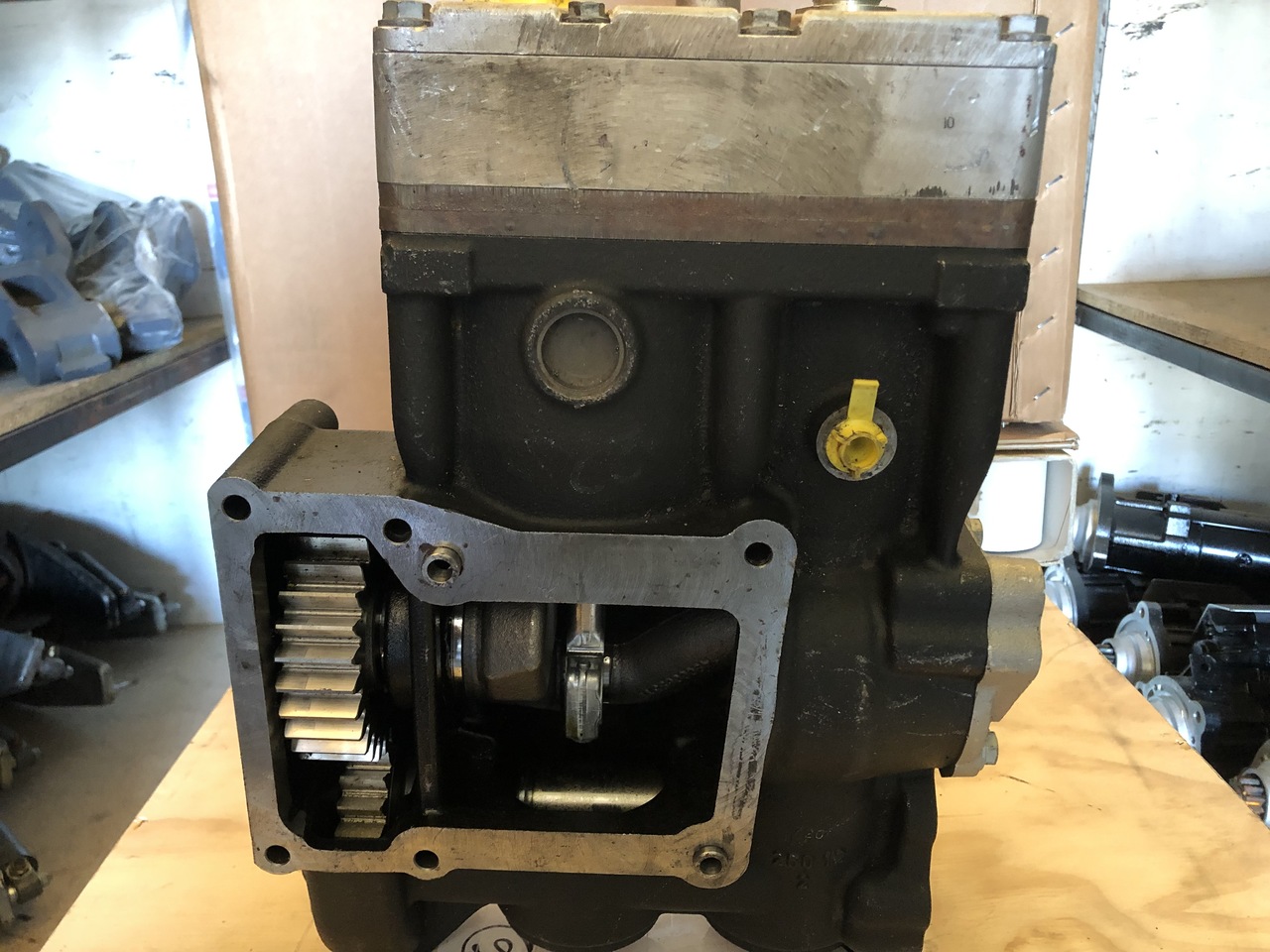 AIR COMPRESSOR MAN TGA 2 CYLINDERS MAN TGA - Air brake compressor for Truck: picture 2 AIR COMPRESSOR MAN TGA 2 CYLINDERS MAN TGA - Air brake compressor for Truck: picture 2