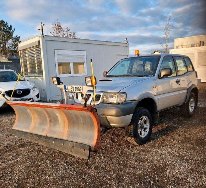 Nissan Terrano + Snow Plow - SUV: picture 2 Nissan Terrano + Snow Plow - SUV: picture 2