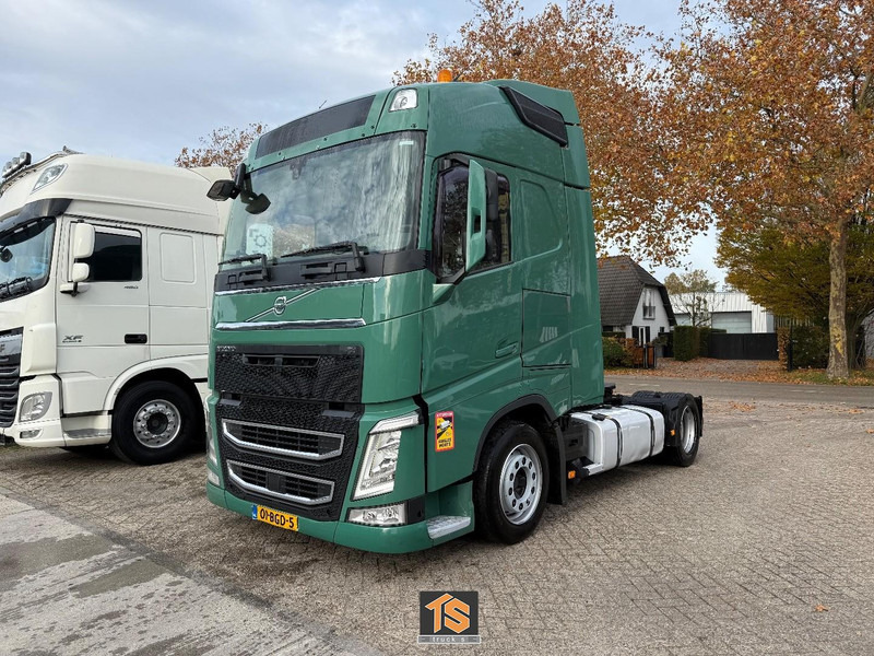 Volvo FH 460 - 2 TANKS - NL TOP TRUCK - HEBESATTEL - LIFTING FIFTH WHEEL - TUV 7/26 - Tractor unit: picture 1 Volvo FH 460 - 2 TANKS - NL TOP TRUCK - HEBESATTEL - LIFTING FIFTH WHEEL - TUV 7/26 - Tractor unit: picture 1