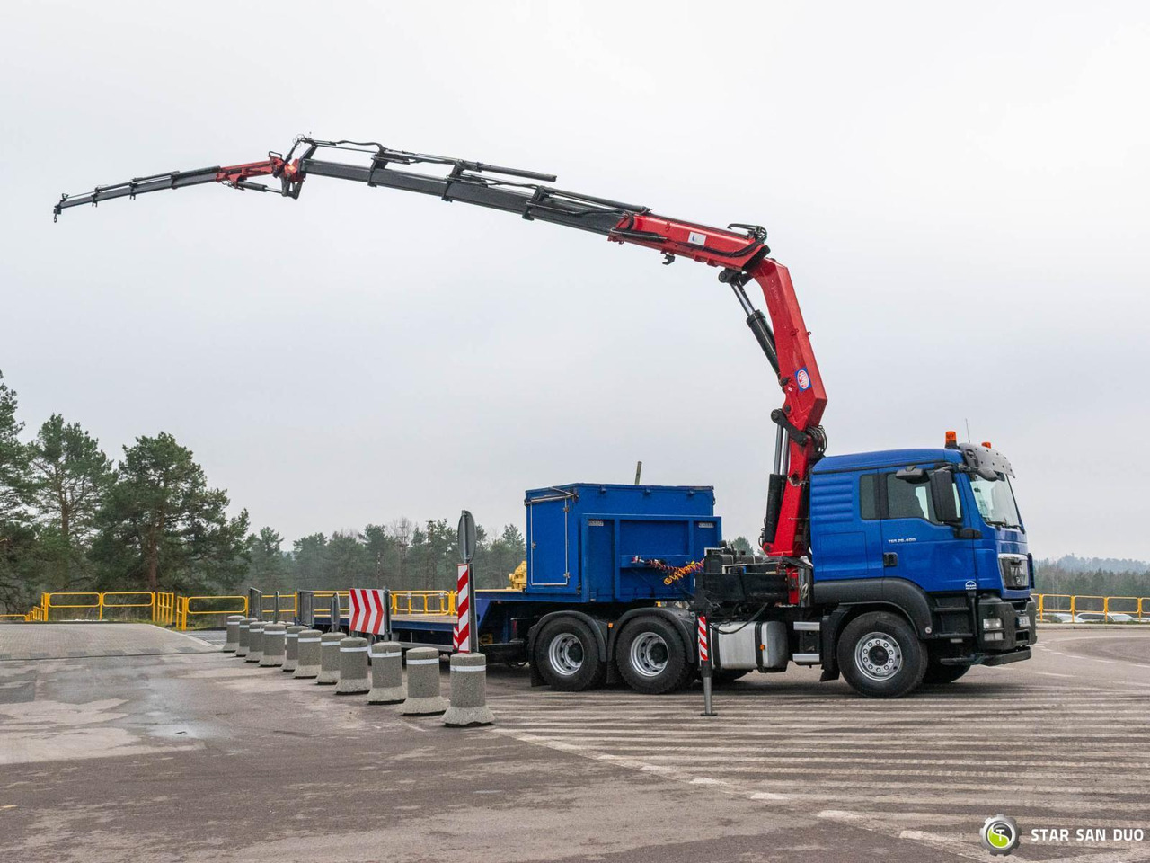 - Crane truck: picture 2 - Crane truck: picture 2