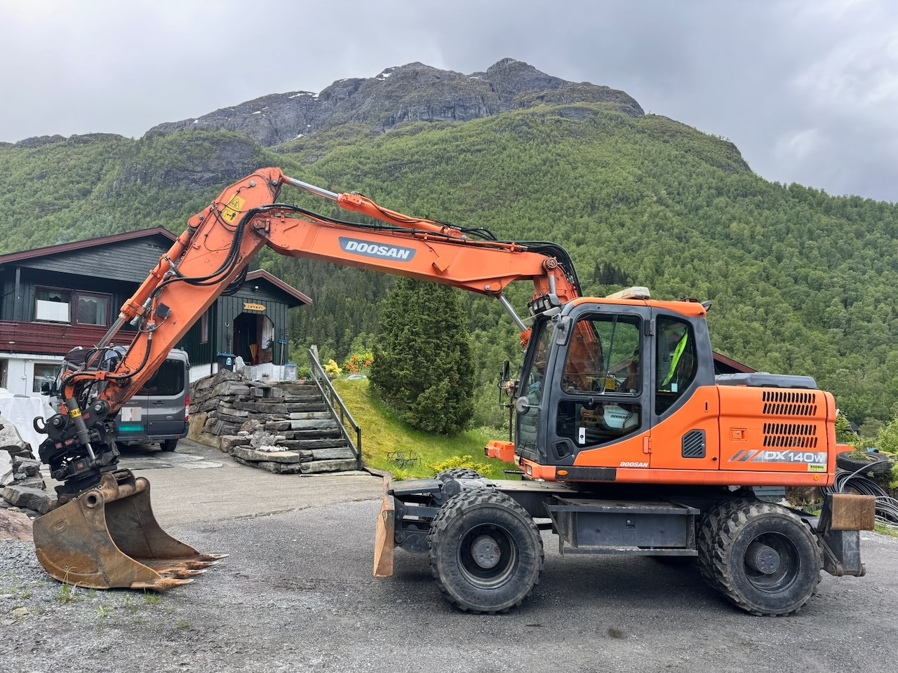 Doosan DX140W-3 - Excavator: picture 1 Doosan DX140W-3 - Excavator: picture 1