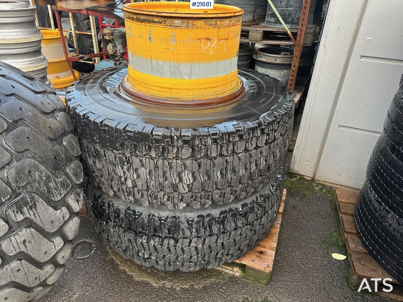 Hilo Dekkene har stått på en Volvo L60E - Wheels and tires for Construction machinery: picture 1 Hilo Dekkene har stått på en Volvo L60E - Wheels and tires for Construction machinery: picture 1