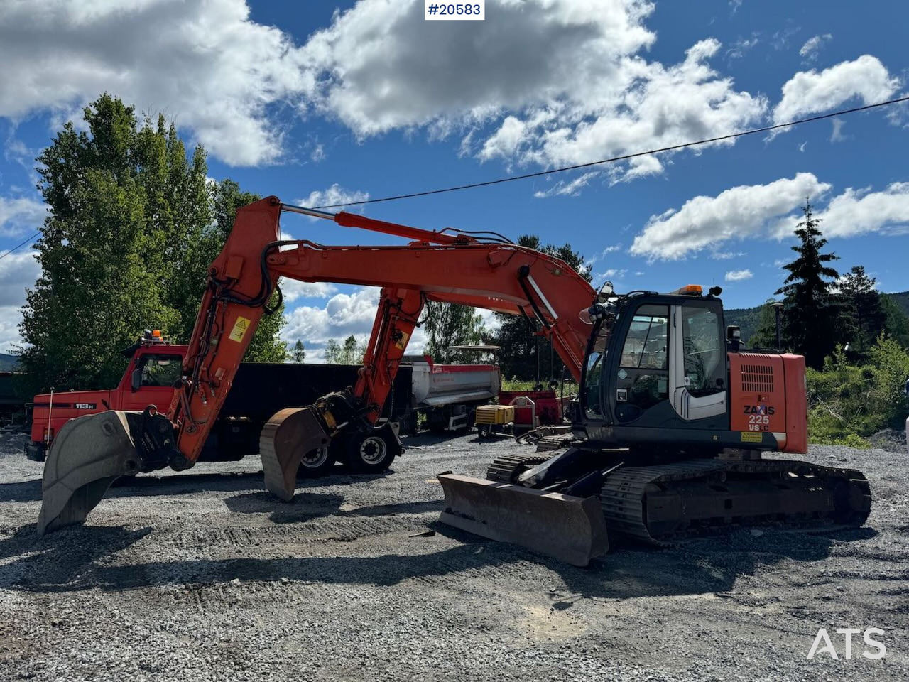 Hitachi ZX225 - Excavator: picture 1 Hitachi ZX225 - Excavator: picture 1
