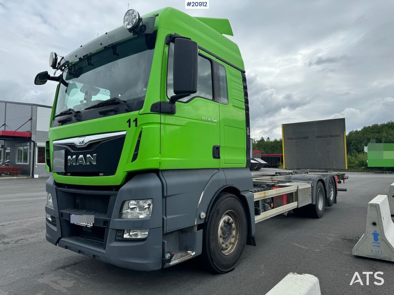 Container transporter/ Swap body truck MAN TGX 26.500: picture 10