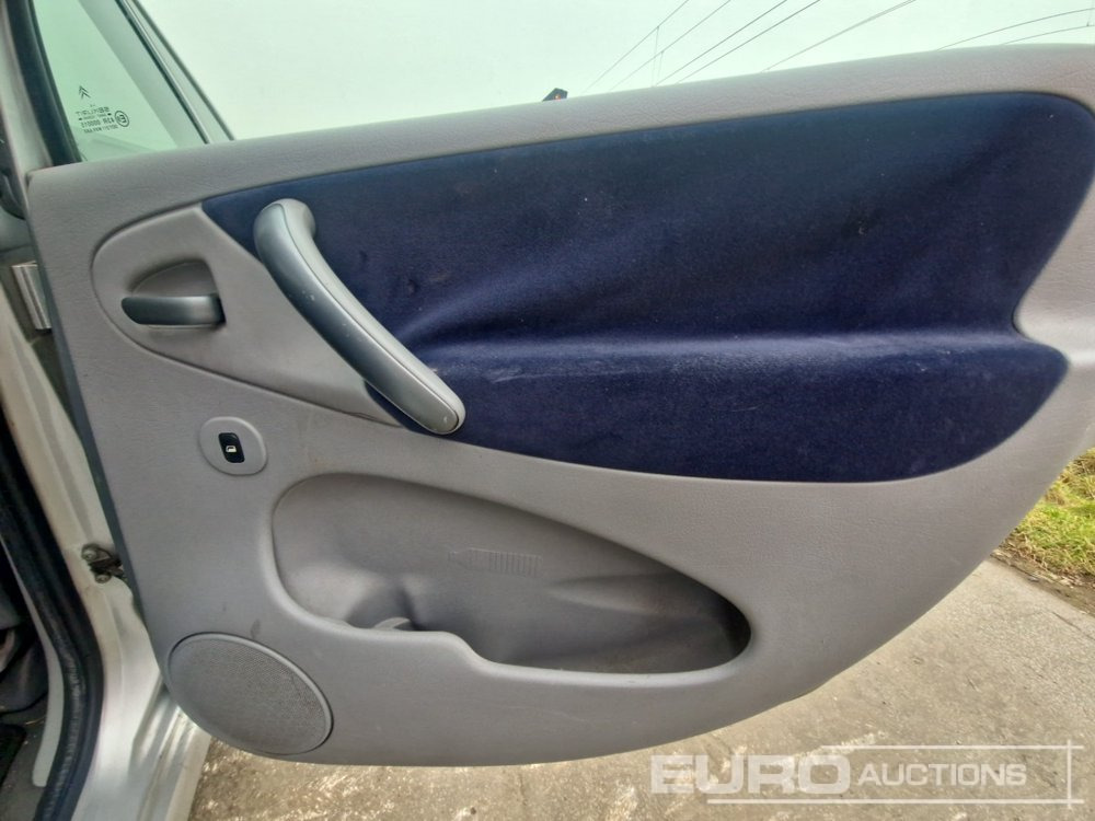 Car 2004 Citroen Xsara Picasso: picture 30