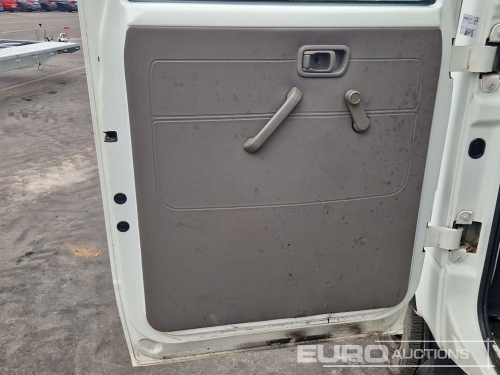 Open body delivery van Nissan Cabstar: picture 24