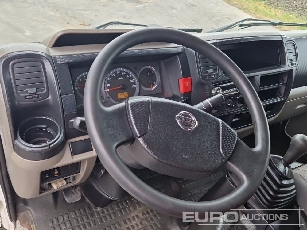 Open body delivery van Nissan Cabstar: picture 31