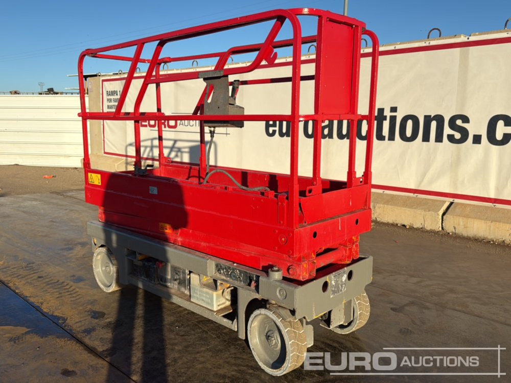 2005 Haulotte Compact 8 - Scissor lift: picture 3 2005 Haulotte Compact 8 - Scissor lift: picture 3