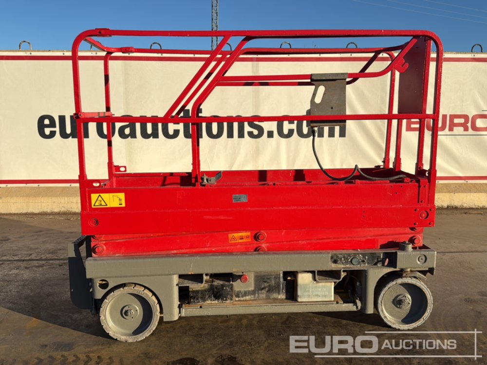 2005 Haulotte Compact 8 - Scissor lift: picture 2 2005 Haulotte Compact 8 - Scissor lift: picture 2
