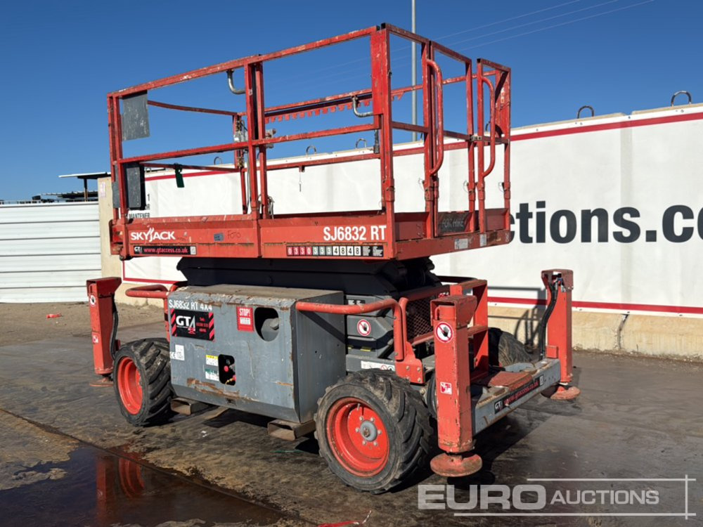 2015 SkyJack SJ6832RT - Scissor lift: picture 3 2015 SkyJack SJ6832RT - Scissor lift: picture 3