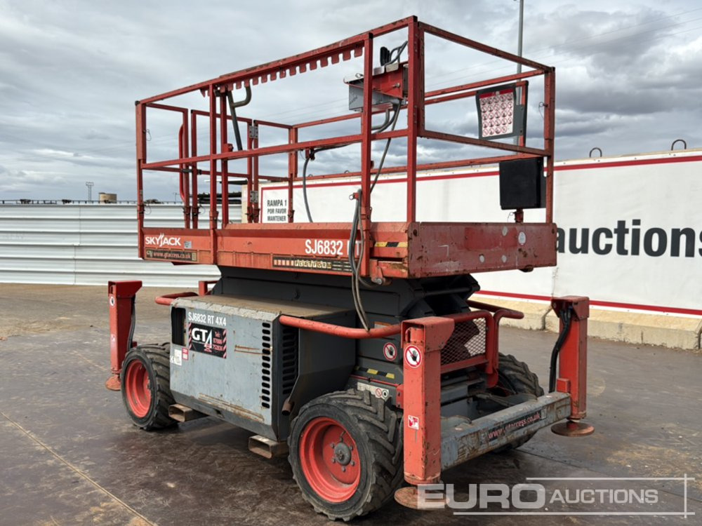 2015 SkyJack SJ6832RT - Scissor lift: picture 3 2015 SkyJack SJ6832RT - Scissor lift: picture 3