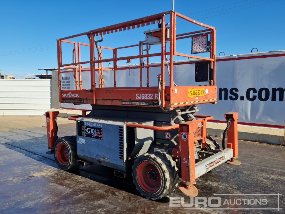 2015 SkyJack SJ6832RT - Scissor lift: picture 3 2015 SkyJack SJ6832RT - Scissor lift: picture 3