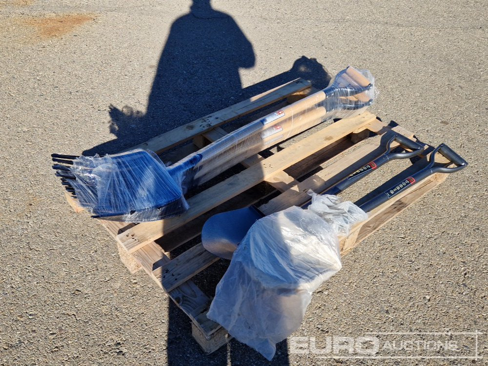 Pallet of Shovels (2 of), Rakes (4 of) - Construction equipment: picture 4 Pallet of Shovels (2 of), Rakes (4 of) - Construction equipment: picture 4