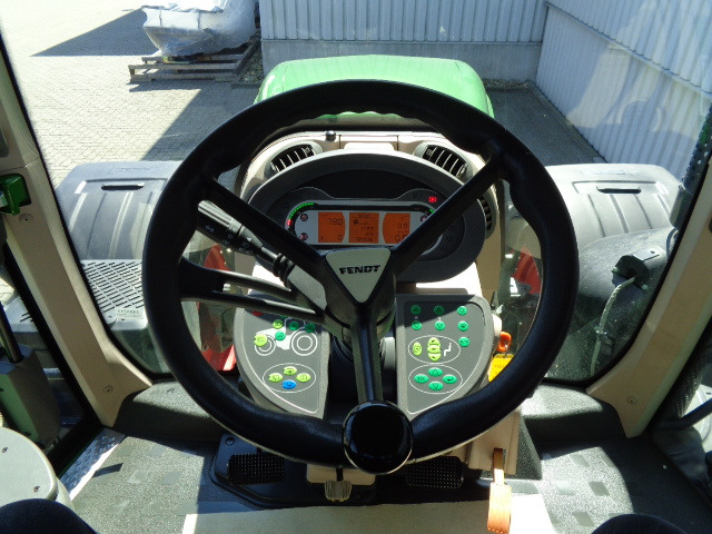 Fendt 824 Vario S4 ProfiPlus - Farm tractor: picture 3 Fendt 824 Vario S4 ProfiPlus - Farm tractor: picture 3