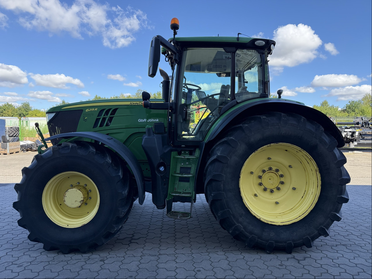 John Deere 6215R - Farm tractor: picture 3 John Deere 6215R - Farm tractor: picture 3