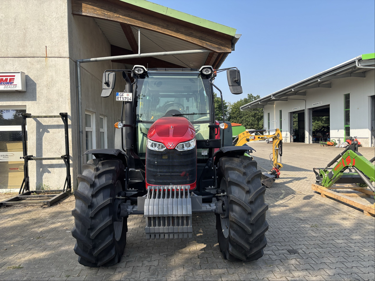 Massey Ferguson 5712M 4WD Cab Essential - Farm tractor: picture 5 Massey Ferguson 5712M 4WD Cab Essential - Farm tractor: picture 5