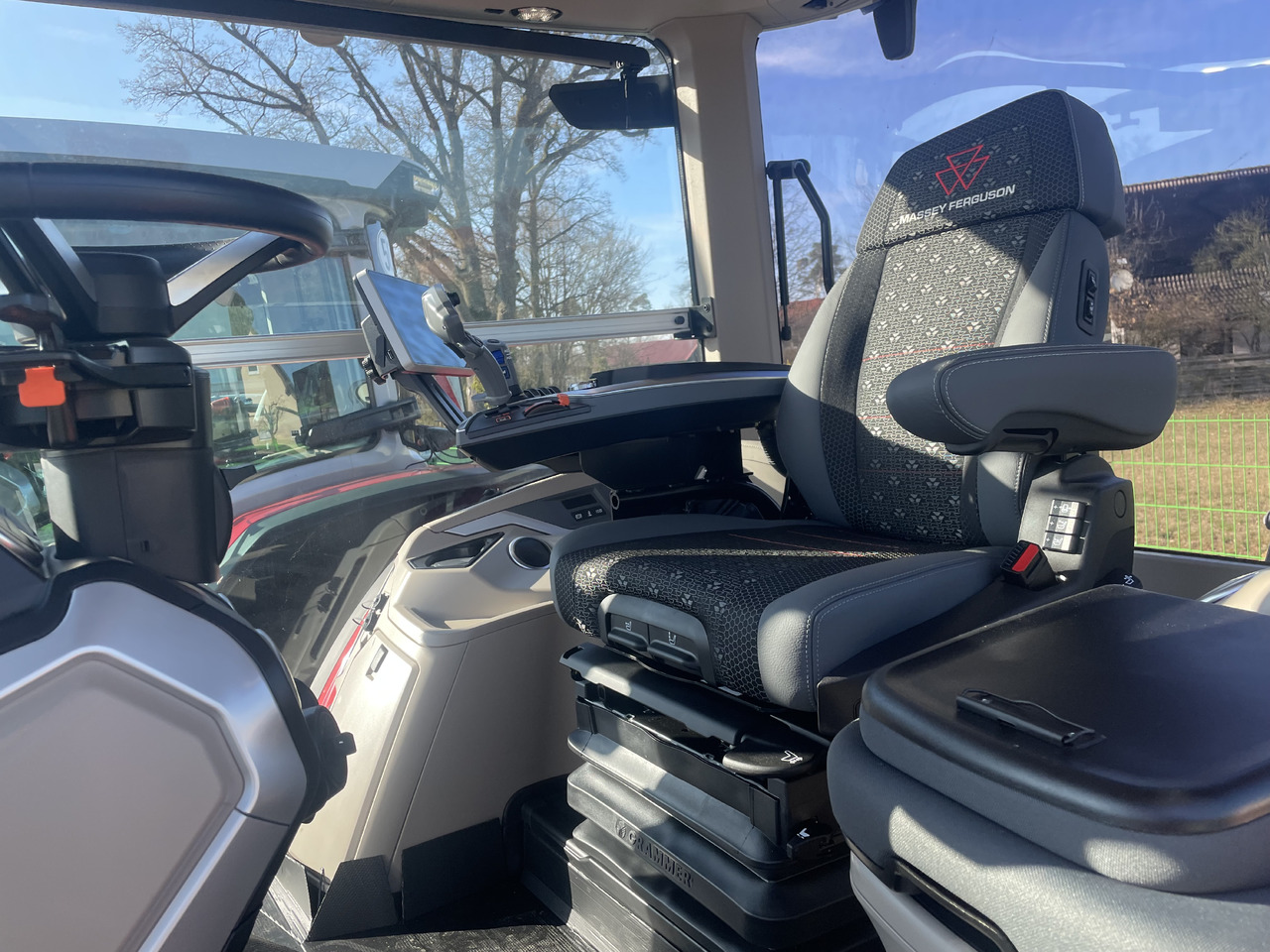 Massey Ferguson 8S.245 Dyna-VT EXCLUSIVE - Farm tractor: picture 4 Massey Ferguson 8S.245 Dyna-VT EXCLUSIVE - Farm tractor: picture 4