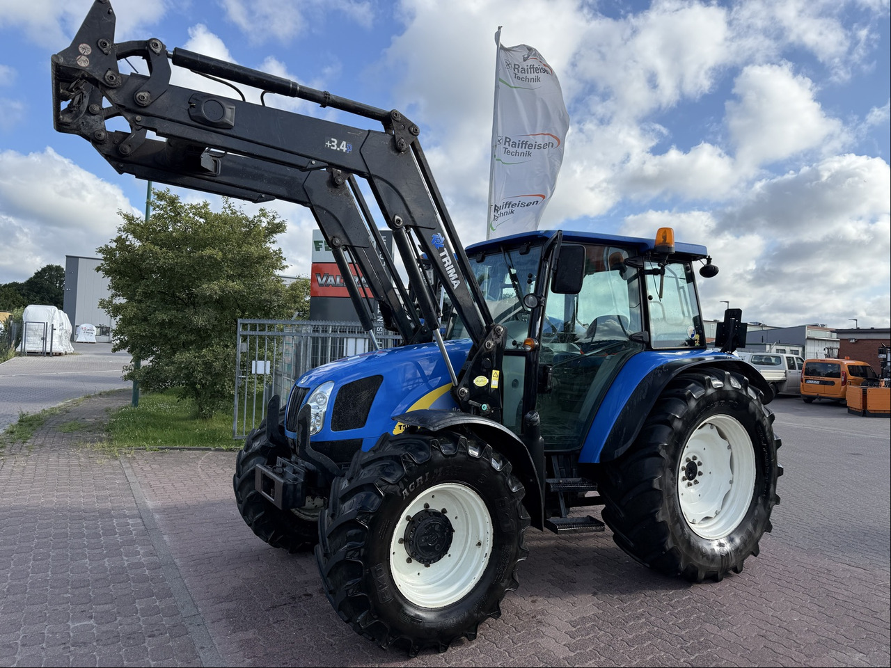 New Holland T5050 - Farm tractor: picture 1 New Holland T5050 - Farm tractor: picture 1