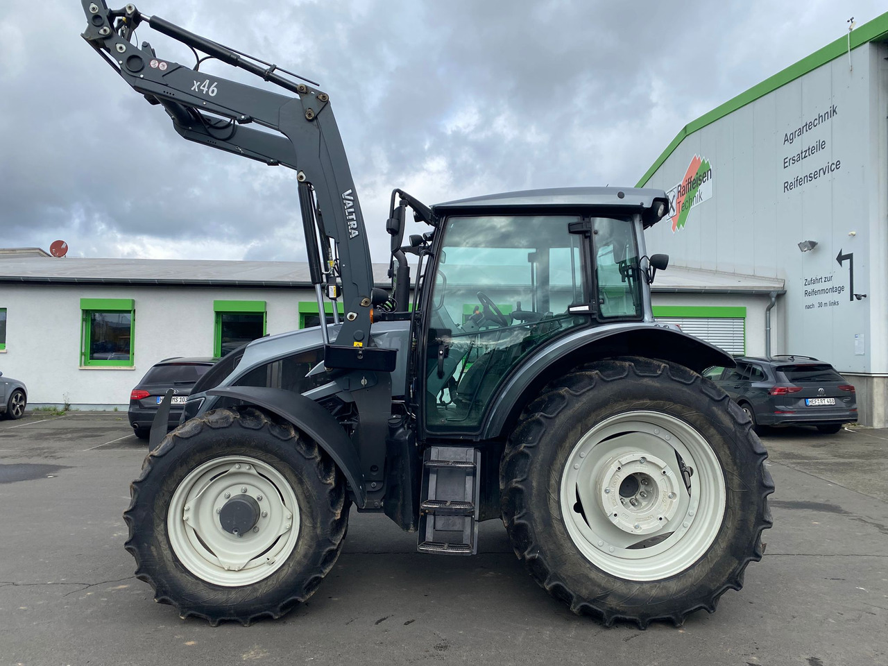 Valtra A 104 MH4 - Farm tractor: picture 1 Valtra A 104 MH4 - Farm tractor: picture 1