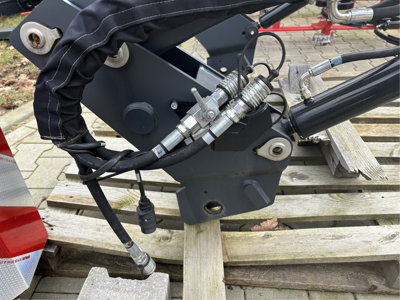 Valtra Frontlader X36DM - Front loader for tractor: picture 3 Valtra Frontlader X36DM - Front loader for tractor: picture 3