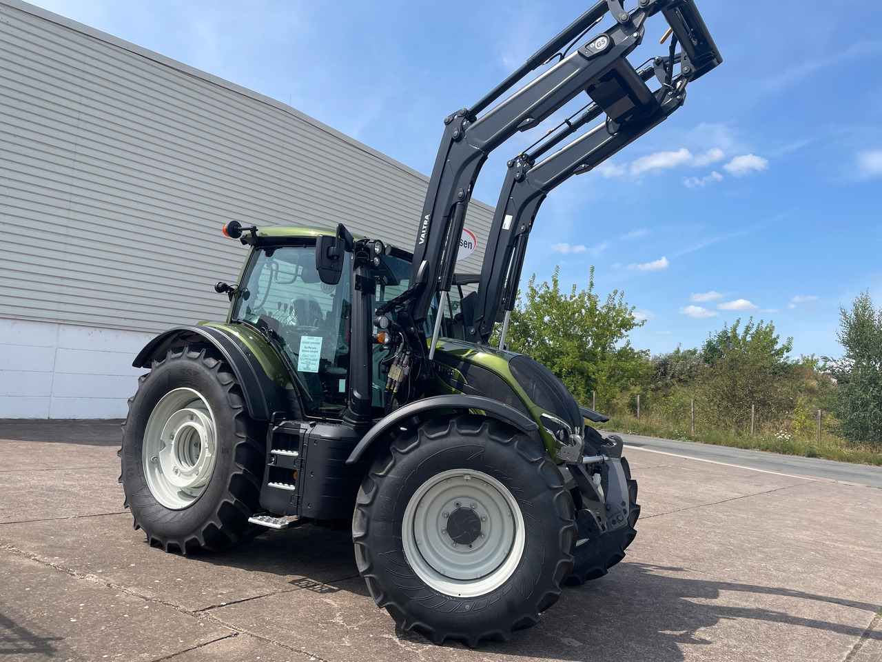 Valtra N155 EA 2B1 - Farm tractor: picture 5 Valtra N155 EA 2B1 - Farm tractor: picture 5
