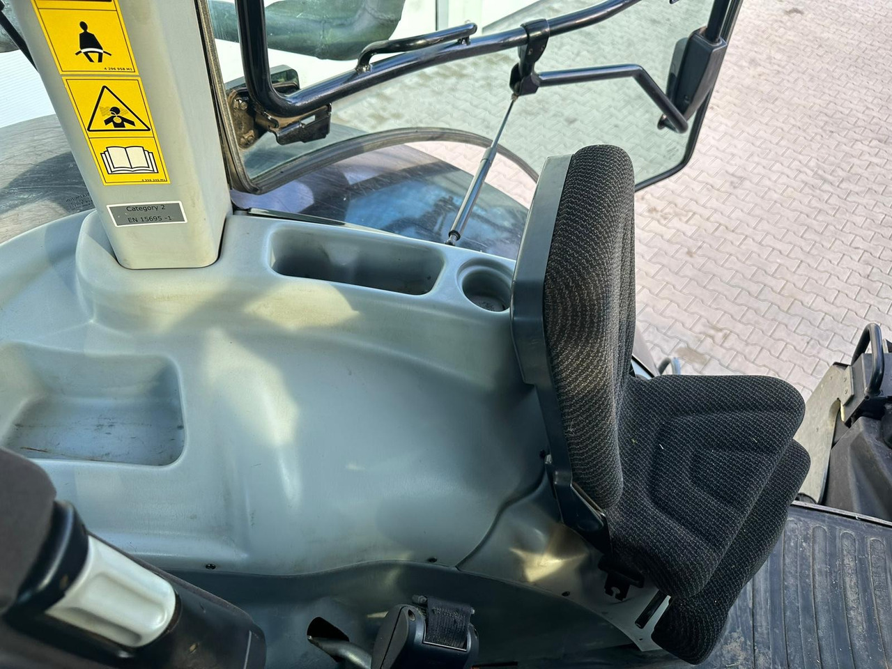 Farm tractor Valtra S 374: picture 14