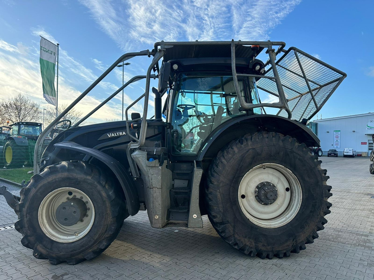 Farm tractor Valtra S 374: picture 8