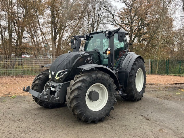Valtra T235 V 2A1 - Farm tractor: picture 1 Valtra T235 V 2A1 - Farm tractor: picture 1