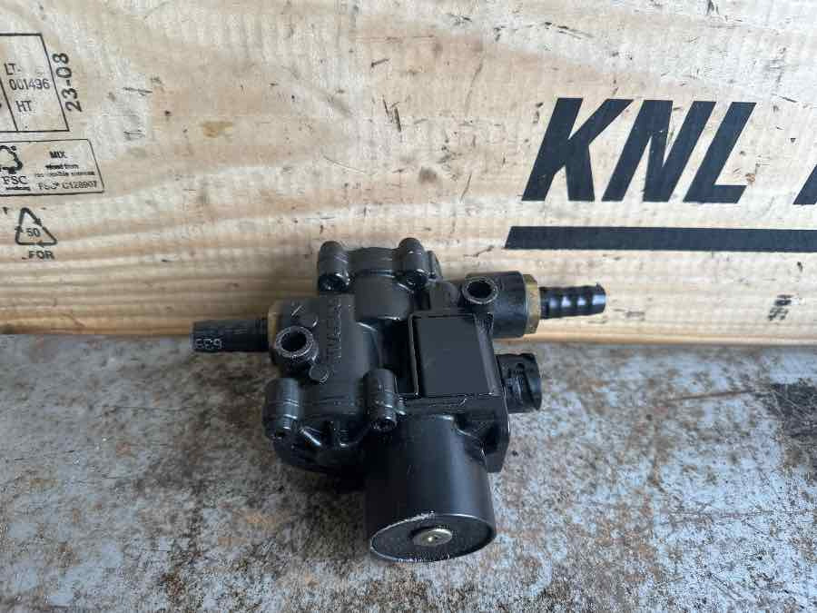 MAN AIR VALVE 81.52452-6038 - Brake valve for Truck: picture 1 MAN AIR VALVE 81.52452-6038 - Brake valve for Truck: picture 1
