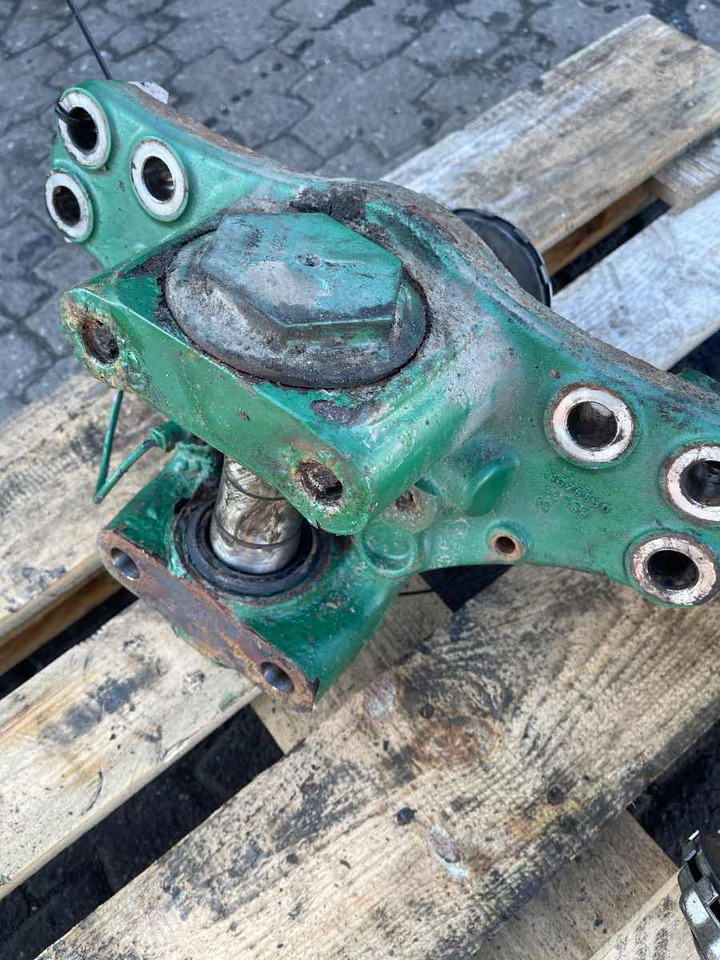VOLVO STEERING KNUCKLE 21700330 - Steering knuckle for Truck: picture 1 VOLVO STEERING KNUCKLE 21700330 - Steering knuckle for Truck: picture 1