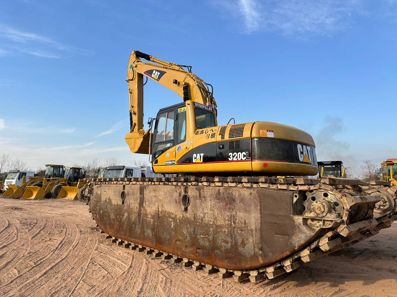 CAT 320CL - Amphibious excavator: picture 1 CAT 320CL - Amphibious excavator: picture 1