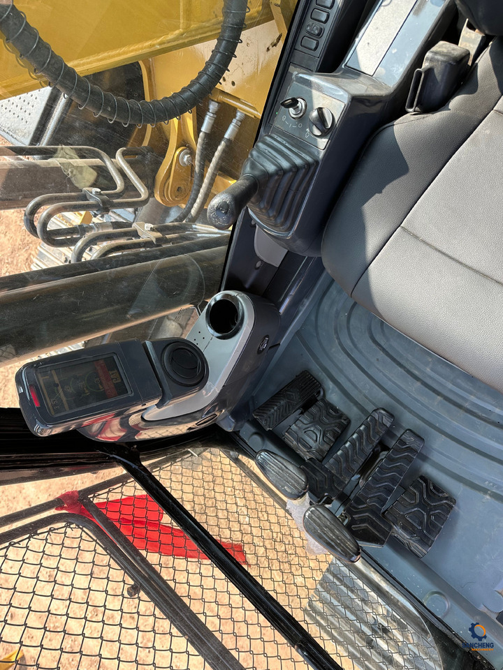 Crawler excavator CATERPILLAR 320D2L: picture 10