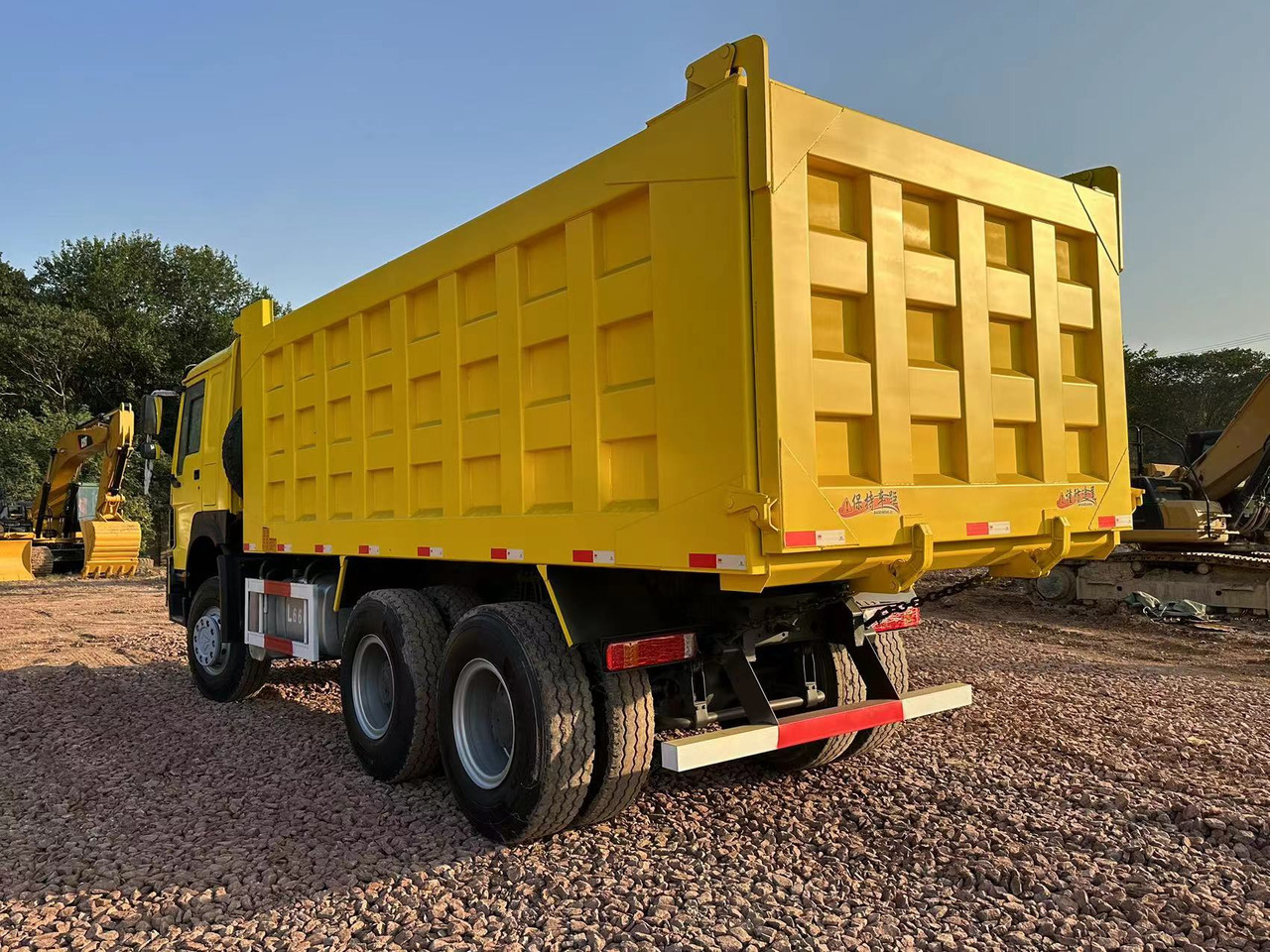 Tipper for transportation of silos SINOTRUK HOWO 371 Dump Truck: picture 7