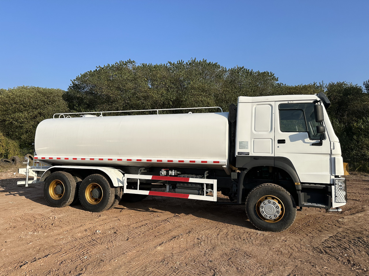 SINOTRUK HOWO 371 Water Tanker Truck - Tank truck: picture 2 SINOTRUK HOWO 371 Water Tanker Truck - Tank truck: picture 2