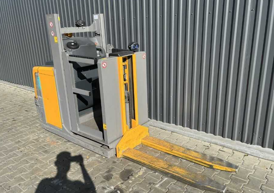 Jungheinrich EKS110 - Order picker: picture 3 Jungheinrich EKS110 - Order picker: picture 3