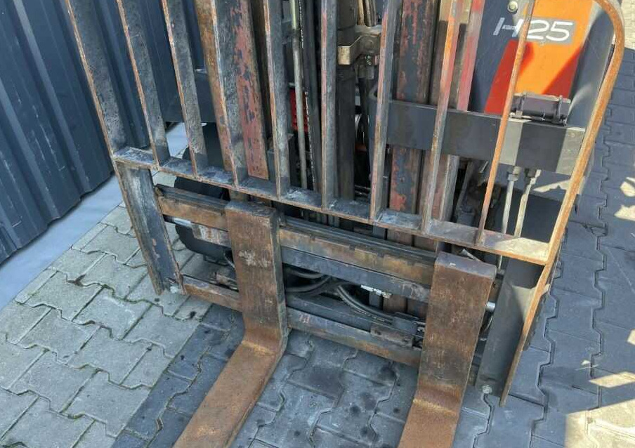 LPG forklift Linde H25T: picture 9