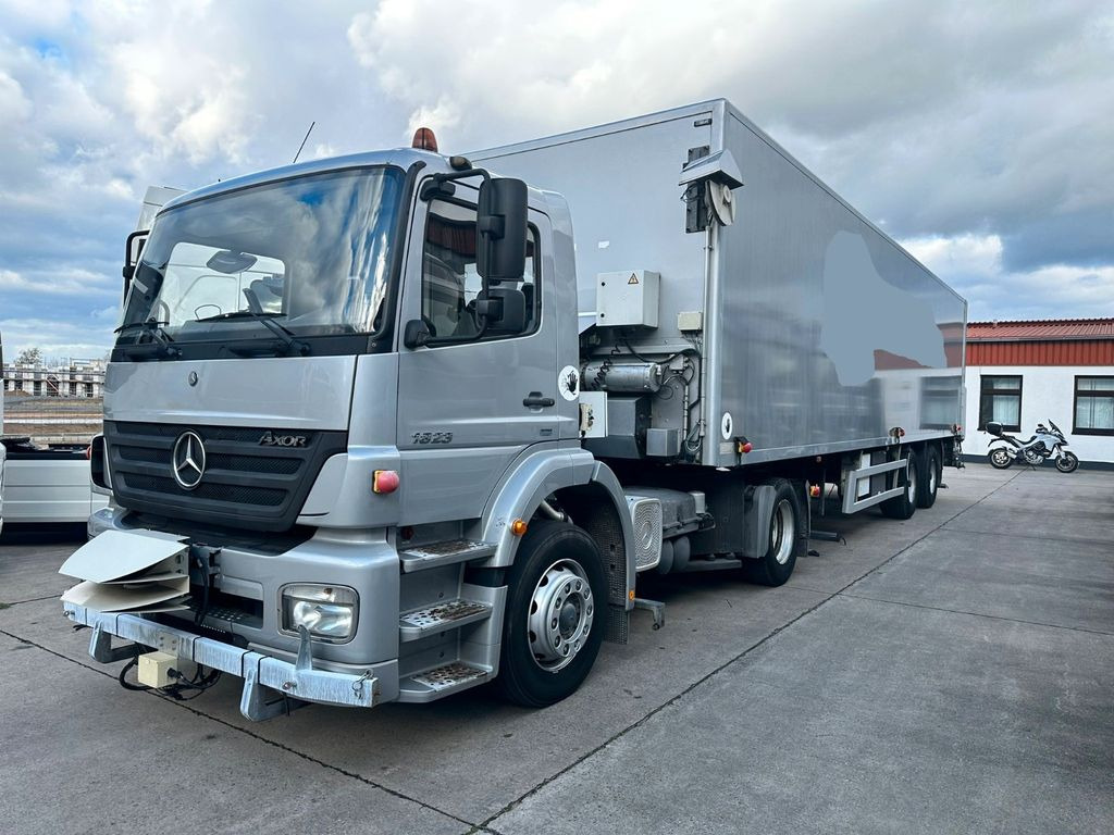 Mercedes-Benz AXOR 1823 * KLIMA * 82.00 KM*MIT HEIWO AUFLIEGER - Tractor unit: picture 1 Mercedes-Benz AXOR 1823 * KLIMA * 82.00 KM*MIT HEIWO AUFLIEGER - Tractor unit: picture 1