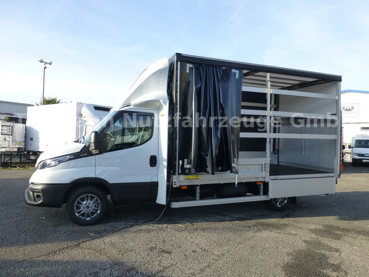 Iveco Daily 35S18 Pritsche Plane LBW Navi/ACC Tempomat - Curtain side van: picture 4 Iveco Daily 35S18 Pritsche Plane LBW Navi/ACC Tempomat - Curtain side van: picture 4