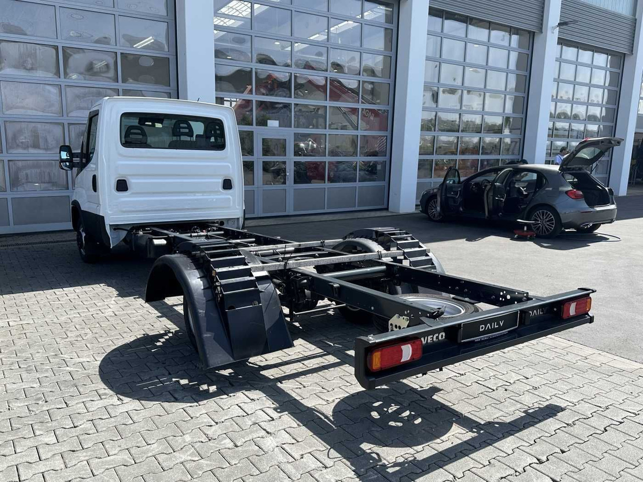 Iveco Daily 50C18 H 3.0L *R4.350mm*Klima* - Cab chassis truck: picture 3 Iveco Daily 50C18 H 3.0L *R4.350mm*Klima* - Cab chassis truck: picture 3