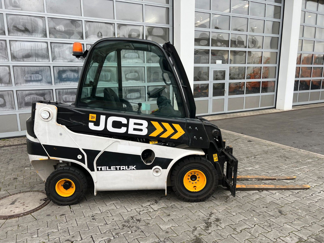 JCB TLT 30D 2WD / nur 1.948h! - Telescopic handler: picture 3 JCB TLT 30D 2WD / nur 1.948h! - Telescopic handler: picture 3