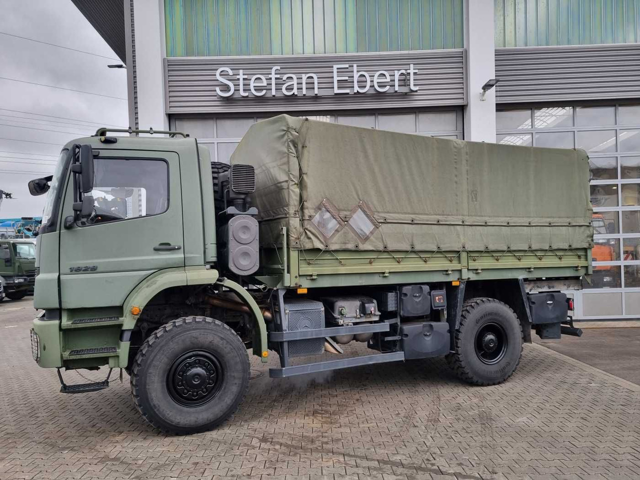 Mercedes-Benz Axor 1829 A 4x4 Pritsche/Plane 10 Stück - Curtainsider truck: picture 4 Mercedes-Benz Axor 1829 A 4x4 Pritsche/Plane 10 Stück - Curtainsider truck: picture 4