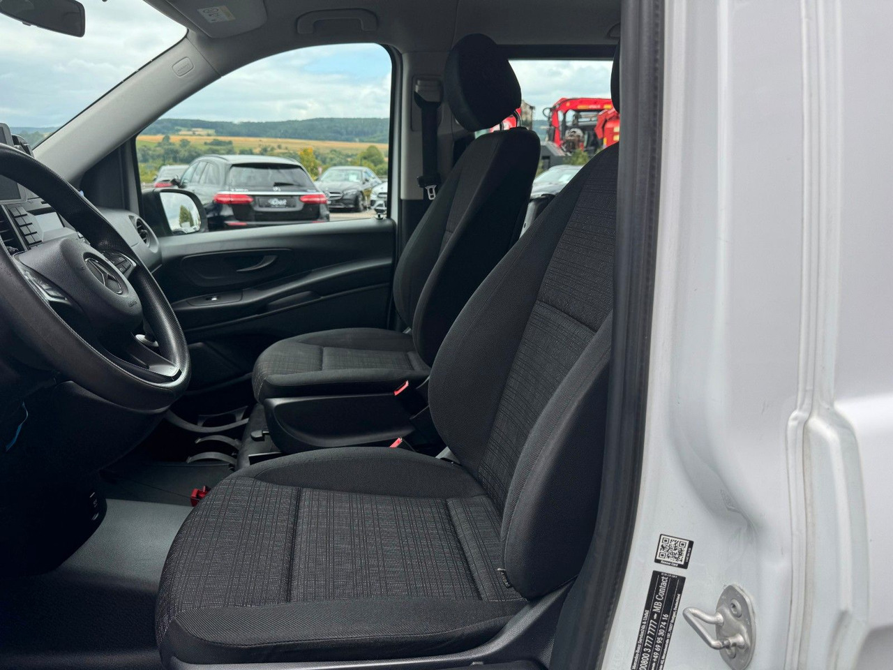 Passenger van Mercedes-Benz Vito 111 CDI Tourer Begleitfahrzeug BF3+ / WVZ: picture 15
