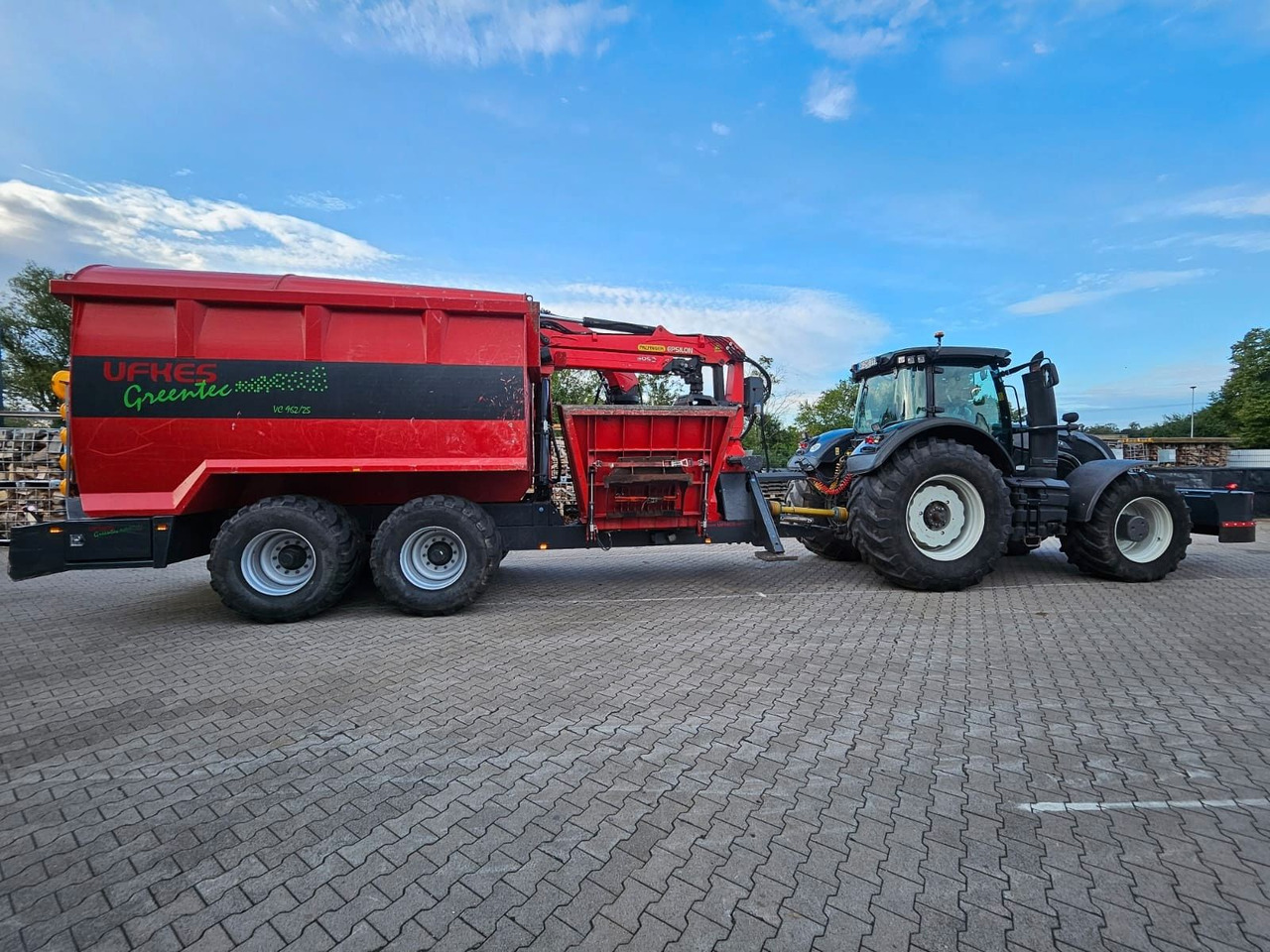 Valtra S374 / nur: 1.980h! / 06.2017 / Holzhacker - Wood chipper: picture 1 Valtra S374 / nur: 1.980h! / 06.2017 / Holzhacker - Wood chipper: picture 1