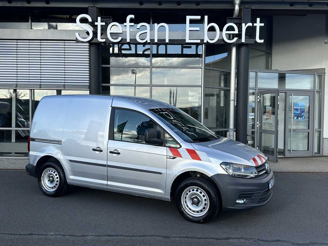 Volkswagen Caddy 1.6 TDI Klima Navi 8Räder Trennwand klappb - Small van: picture 1 Volkswagen Caddy 1.6 TDI Klima Navi 8Räder Trennwand klappb - Small van: picture 1