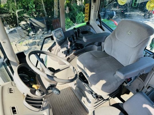 John Deere 6930 PREMIUM - Farm tractor: picture 2 John Deere 6930 PREMIUM - Farm tractor: picture 2