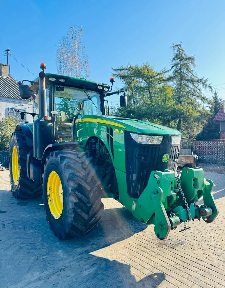 John Deere 8260R - Farm tractor: picture 3 John Deere 8260R - Farm tractor: picture 3