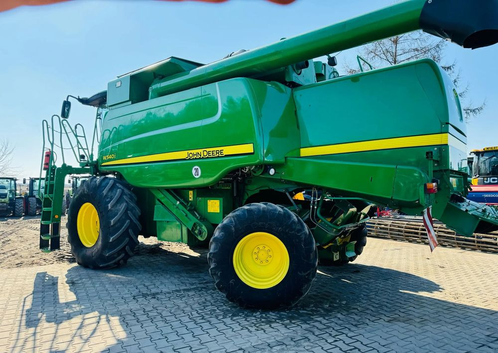 John Deere T670 - Combine harvester: picture 2 John Deere T670 - Combine harvester: picture 2